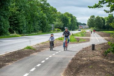 Cyklister på cykelsti langs Grimstrup Hovedvej og Hovedvej A1